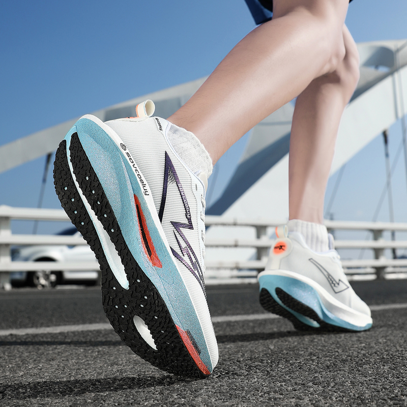 Tênis de Corrida com Placa de  - Sneakers avaliação e preço